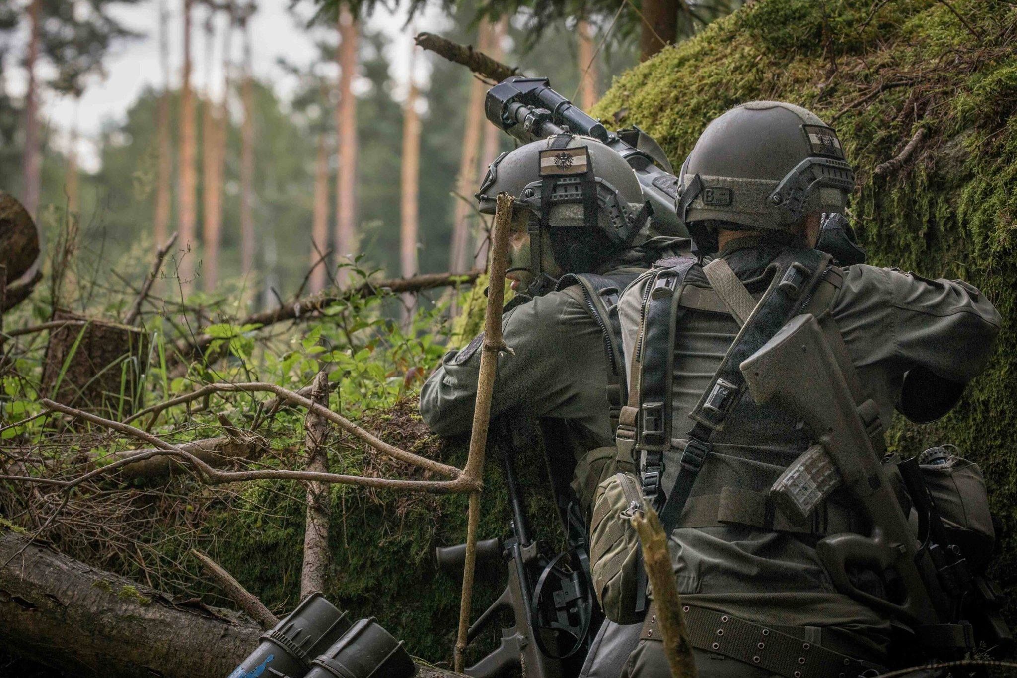 奥地利陆军演习装甲车停了足足一大排4