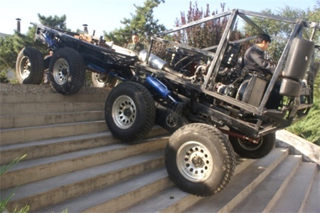 八驱铰接式越障车