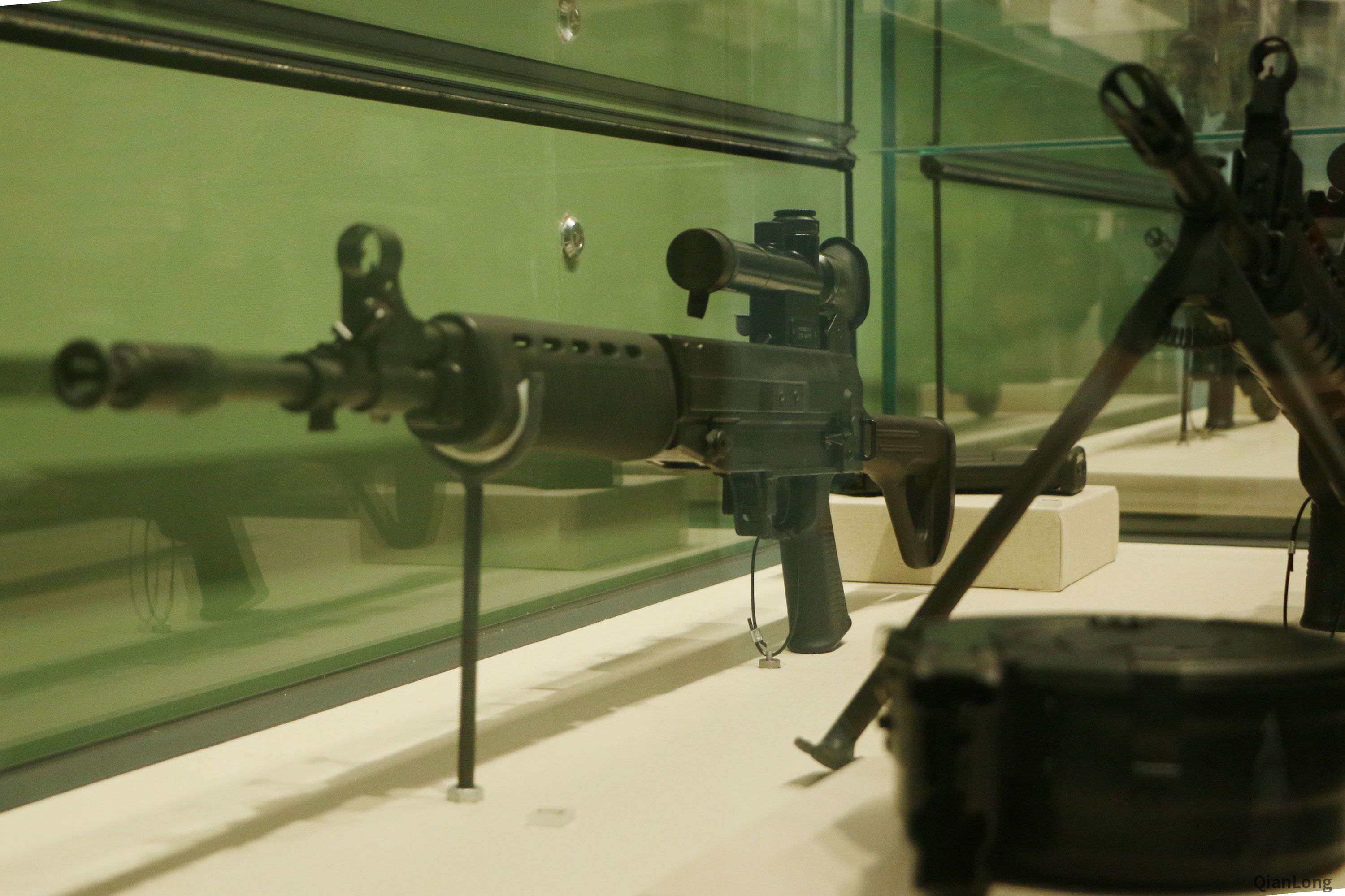 千龙网记者参观建军90周年主题展大口径狙击步枪不怒自威6