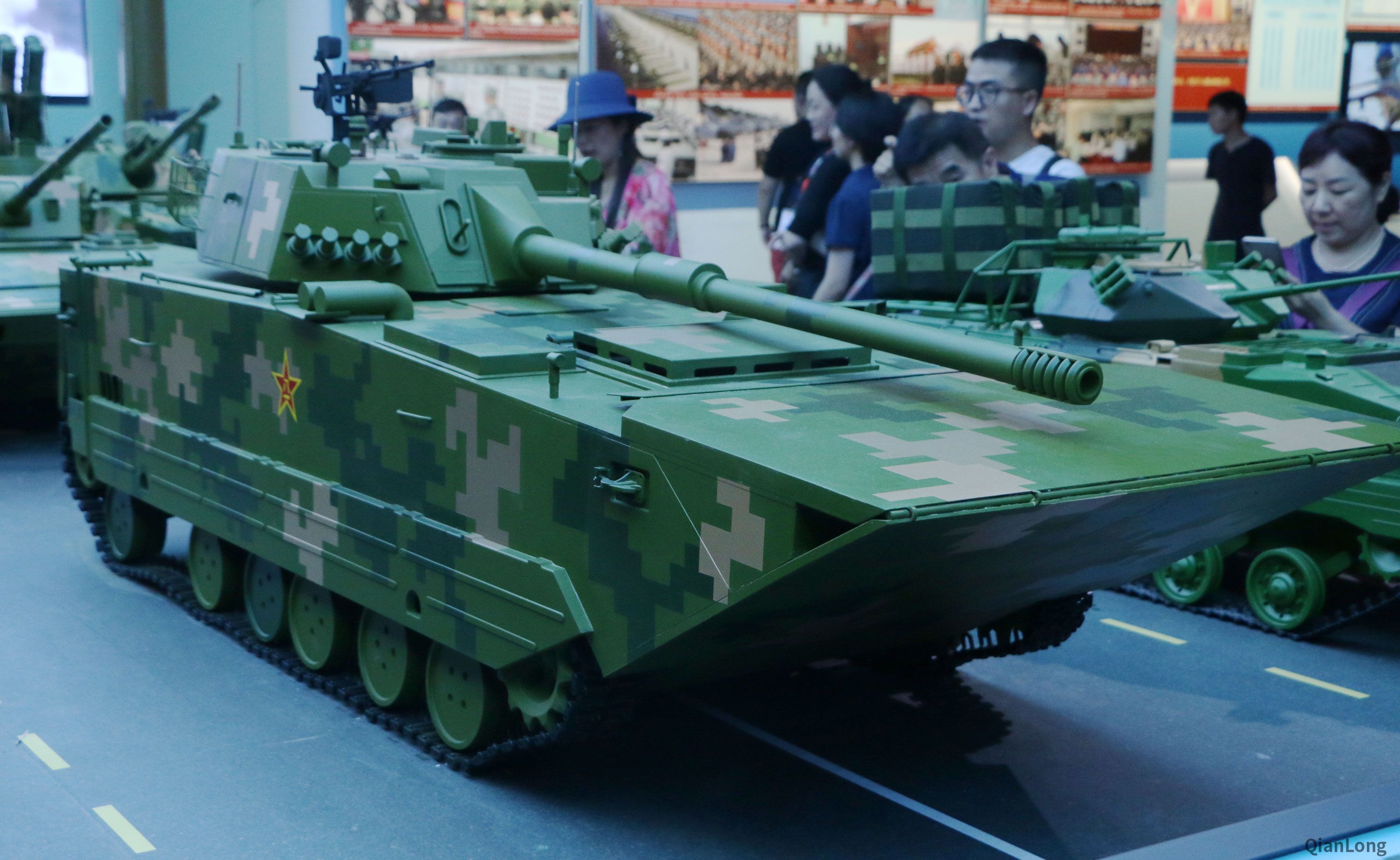 展厅里展出的05式两栖装甲突击车.