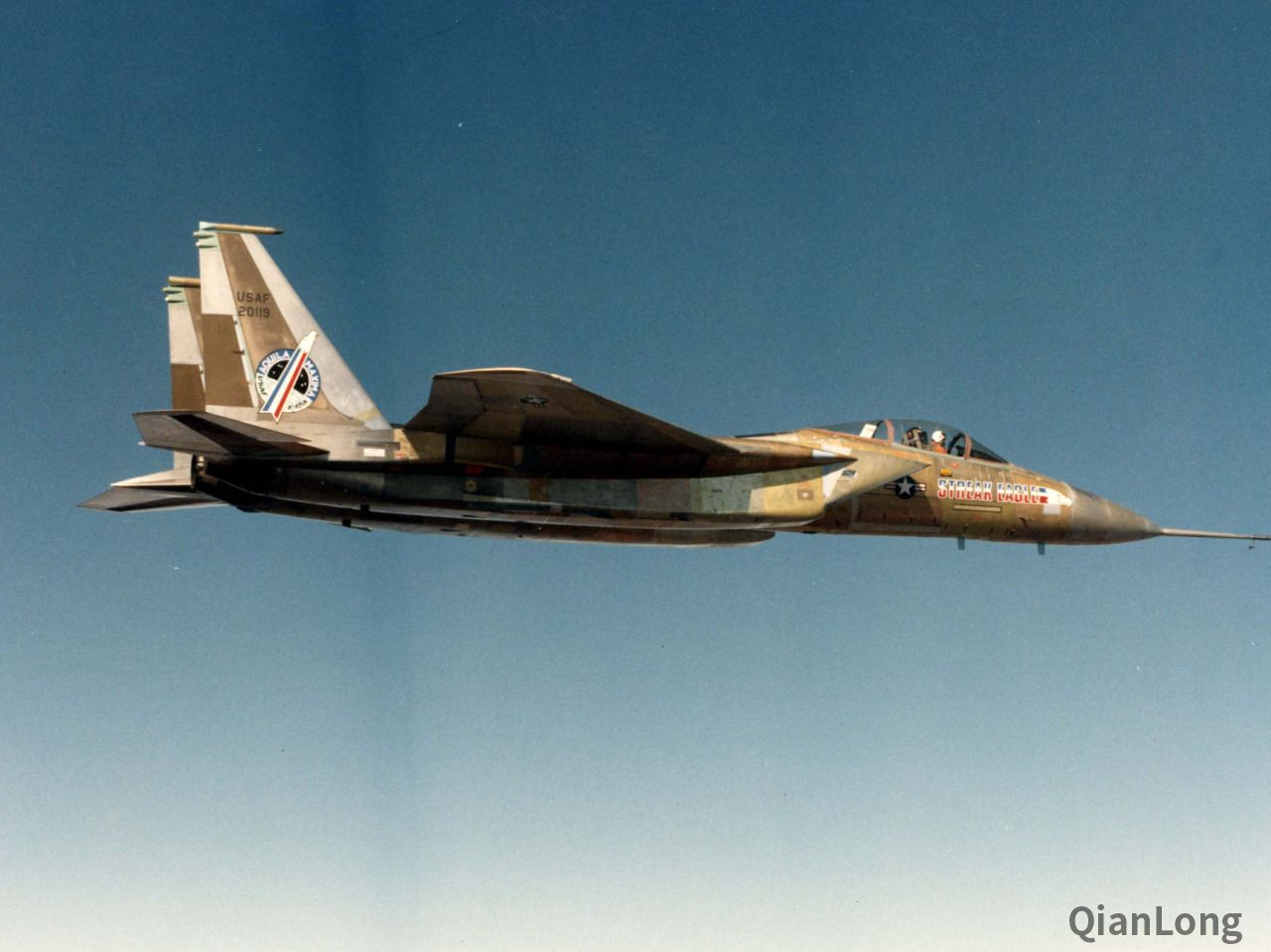 试飞中的f-15"条纹鹰"战斗机.