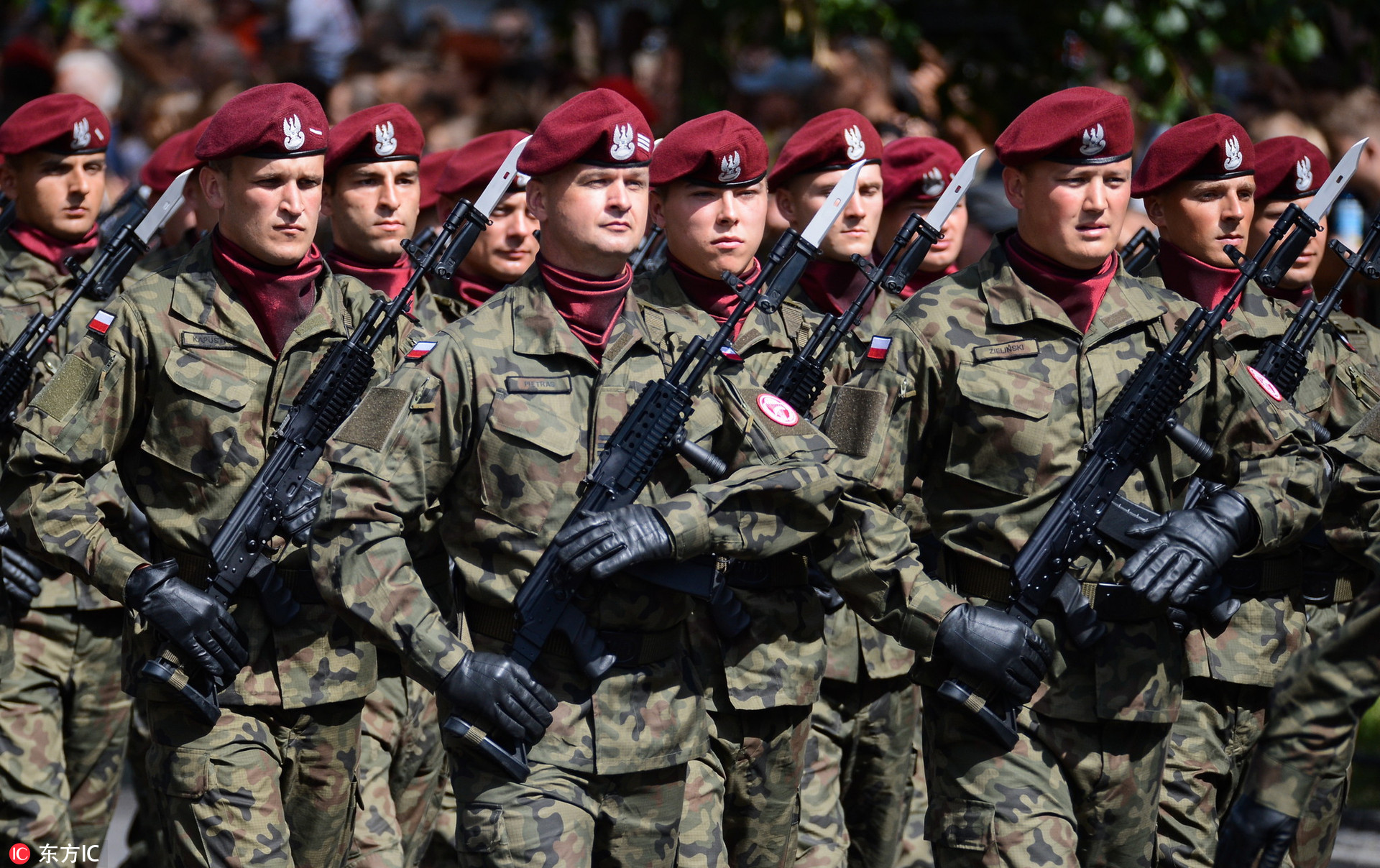 波兰举行阅兵式波兰总统与总参谋长联合检验参阅美军11