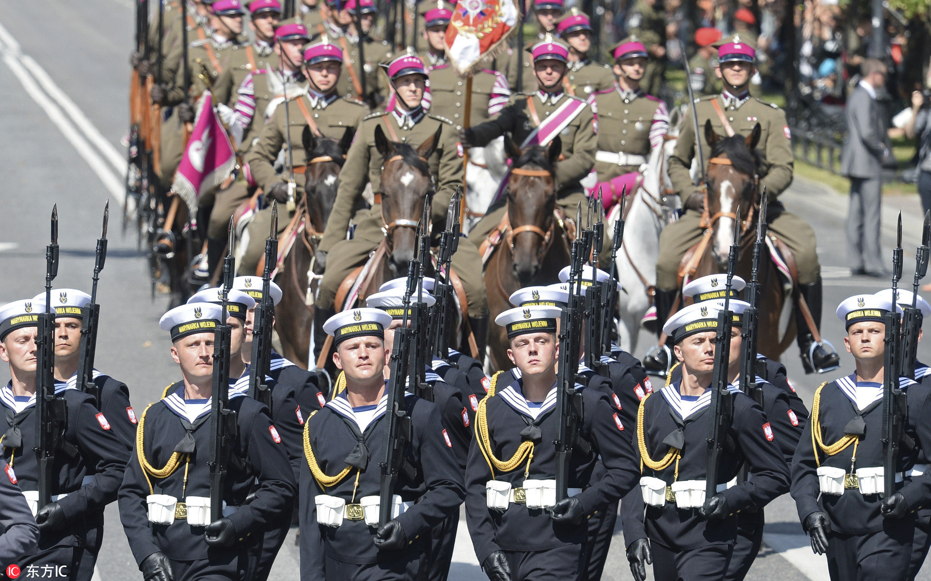 波兰举行阅兵式波兰总统与总参谋长联合检验参阅美军15