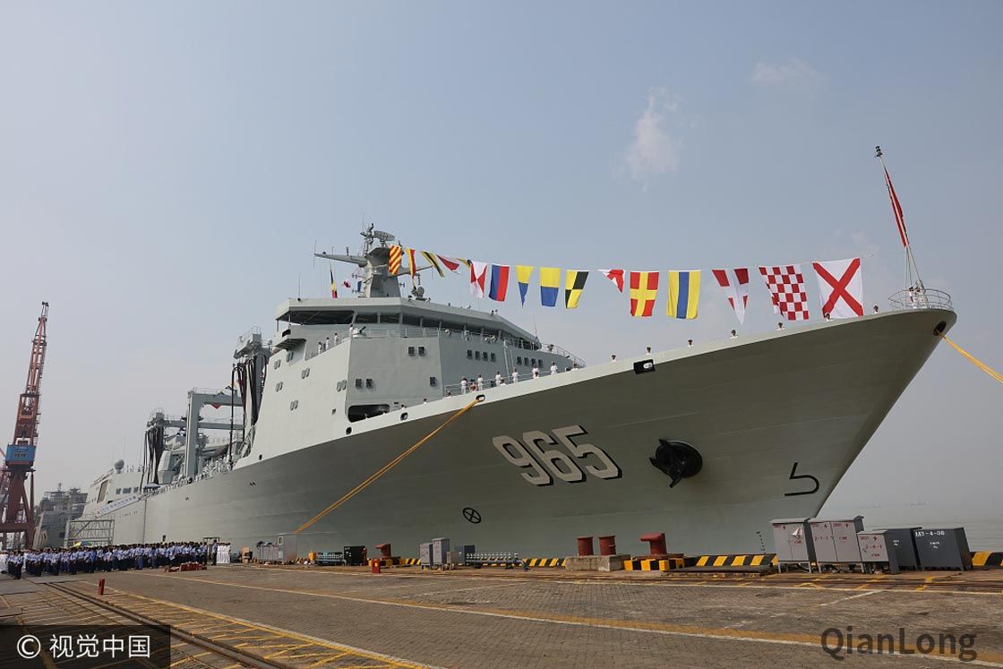 四万吨级航母奶妈海军首艘901型综合补给舰呼伦湖舰正式入列2