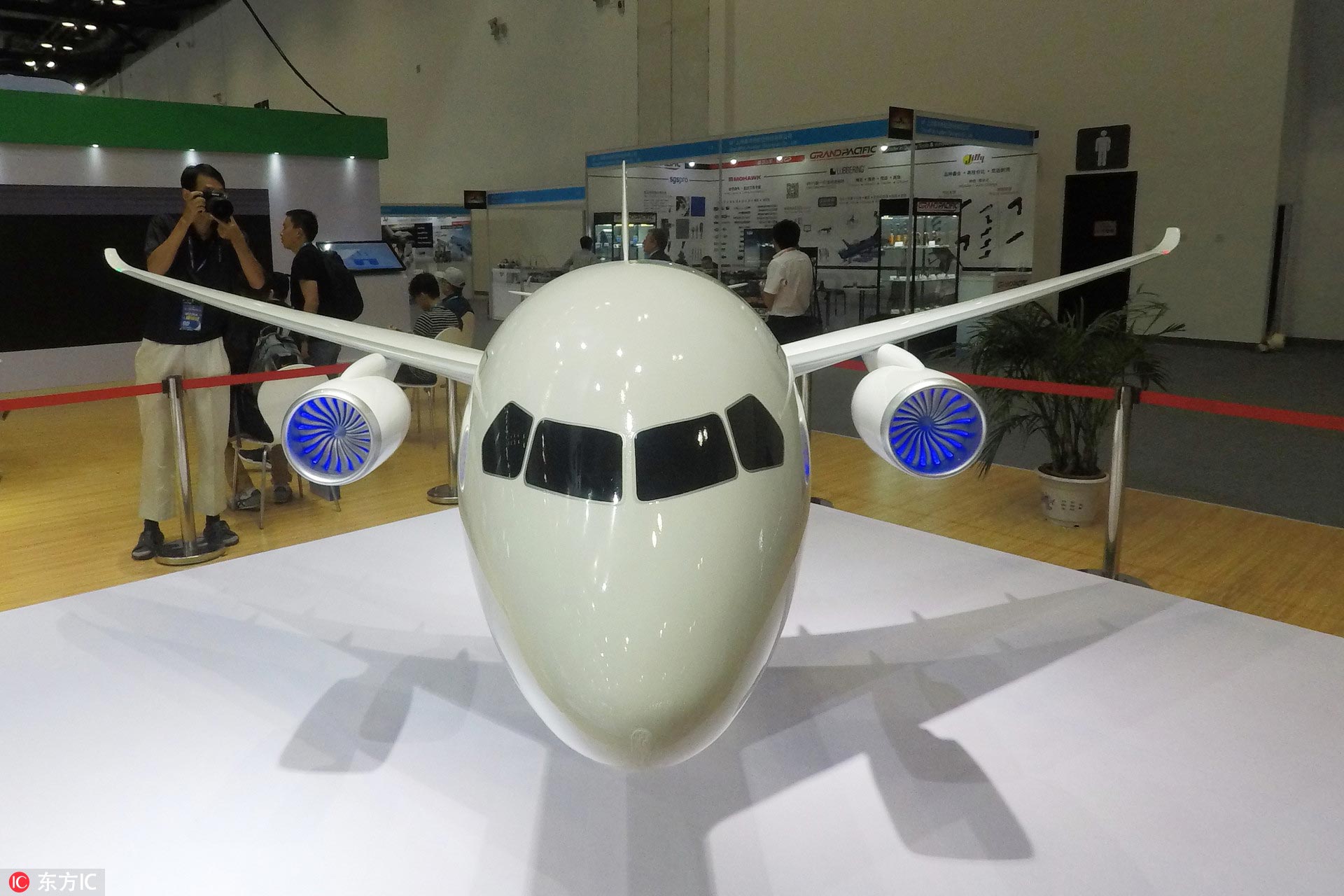 第十七届北京国际航空展中国商飞展区展出的中俄远程宽体客机半剖模型