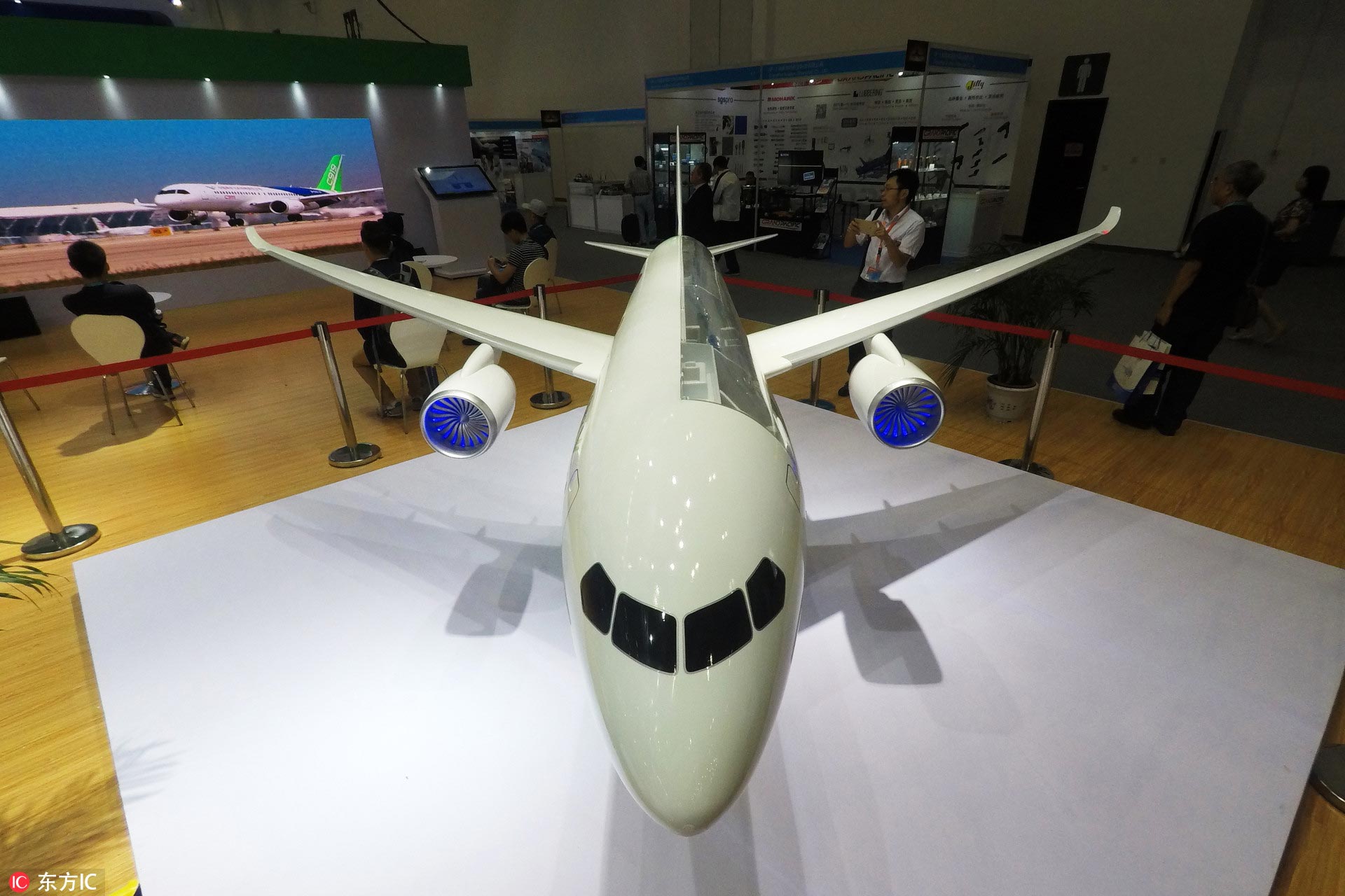 第十七届北京国际航空展中国商飞展区展出的中俄远程宽体客机半剖模型