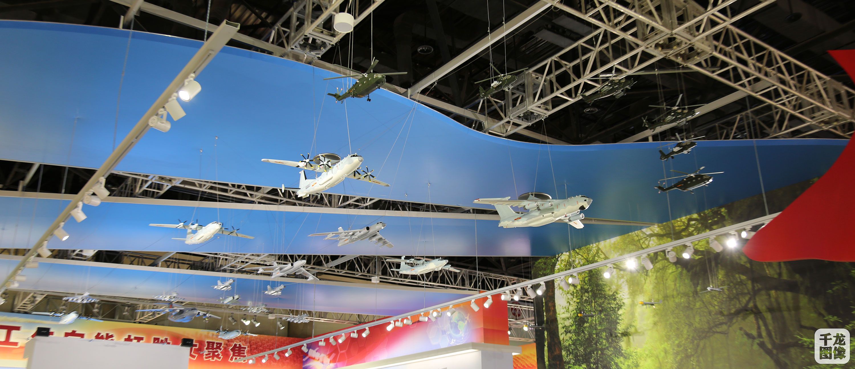 砥砺奋进的五年大型成就展空军歼20战斗机鹤立鸡群