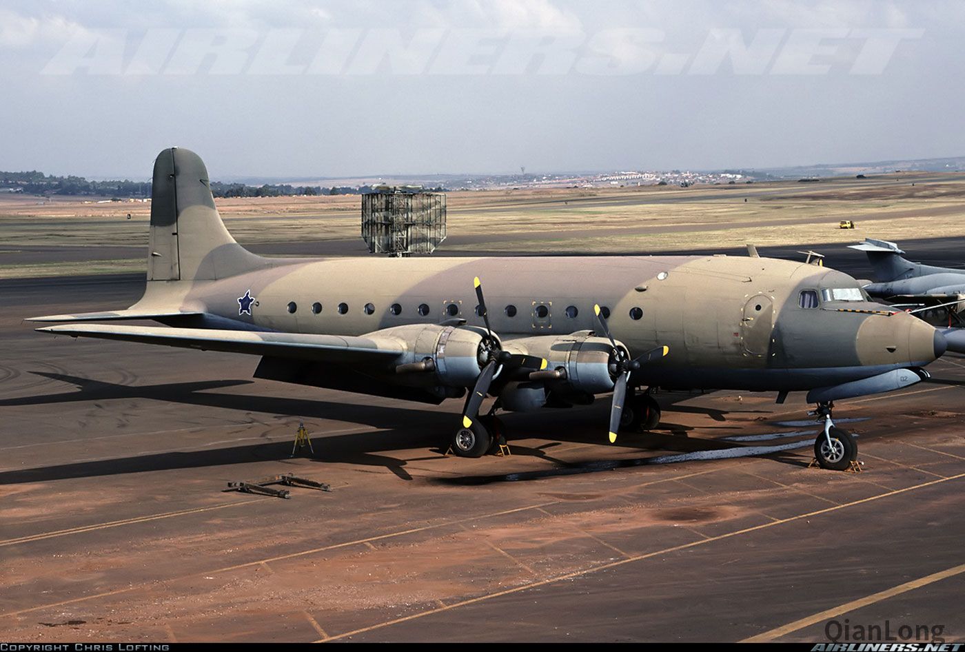 南非空军的c-54运输机 除了运输人员还承担电子战任务