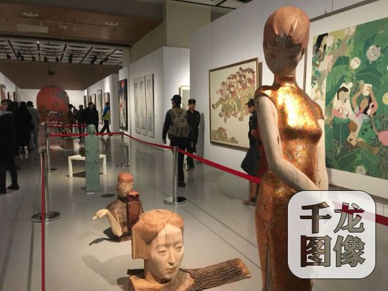 女性艺术大展》的首项展览"迈向新时代展"在中国妇女儿童博物馆开幕