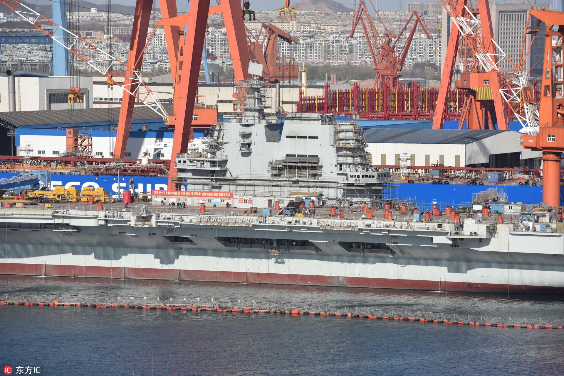图为2017年11月22日在辽宁大连拍摄的首艘国产航母舾装最新进展.