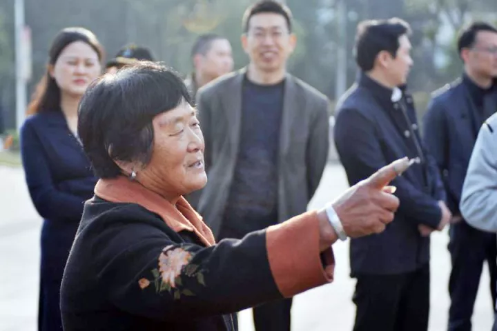 接受采访的张大娘泗河,曾经是湖北省十堰市有名的"黑臭河"之一,蚊虫