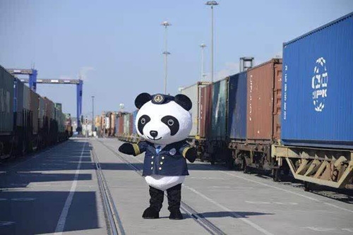 中远海运吉祥物"熊猫船长"与海铁联运项目现场的合影