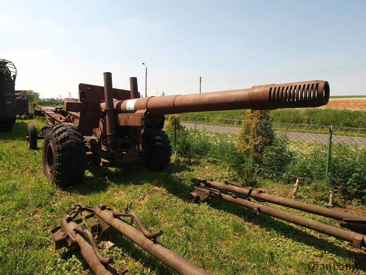 放在室外的ml-20榴弹炮.