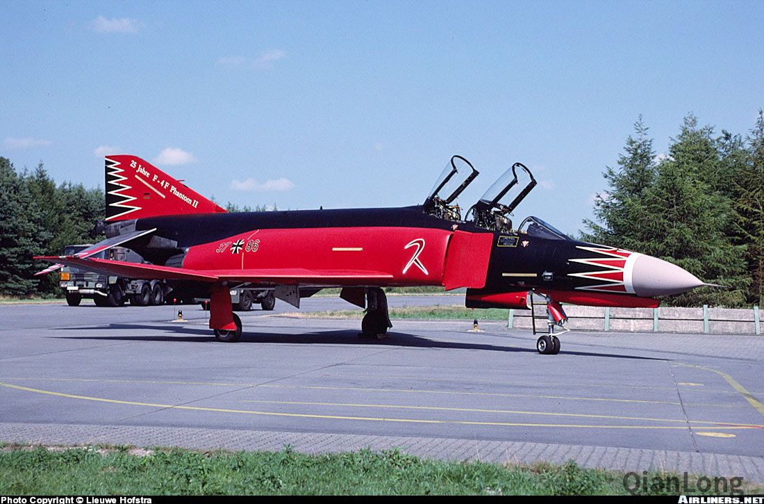 德国空军f4f鬼怪Ⅱ战斗机的大红涂装旨在纪念装备25周年