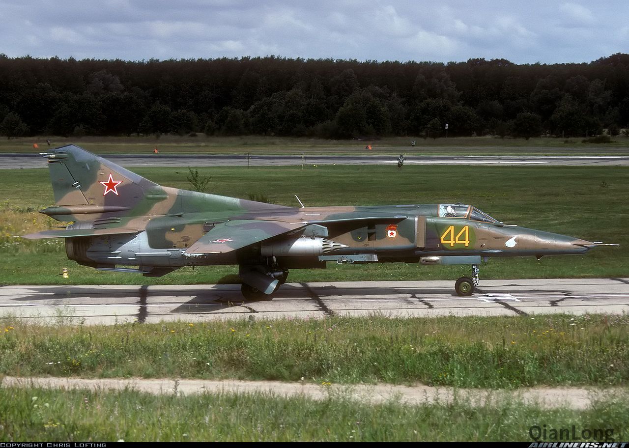 在德国训练的米格-27d战斗轰炸机 机身上绘有近卫军勋章很惹眼