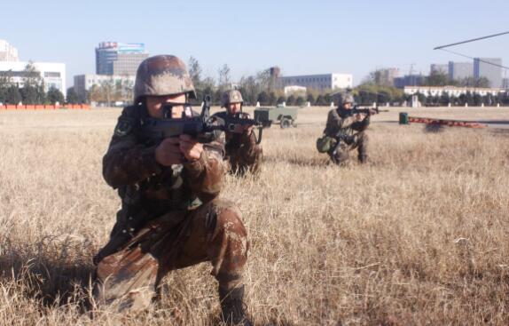 陆军某空中突击部队新年开训 新型直升机低调出境