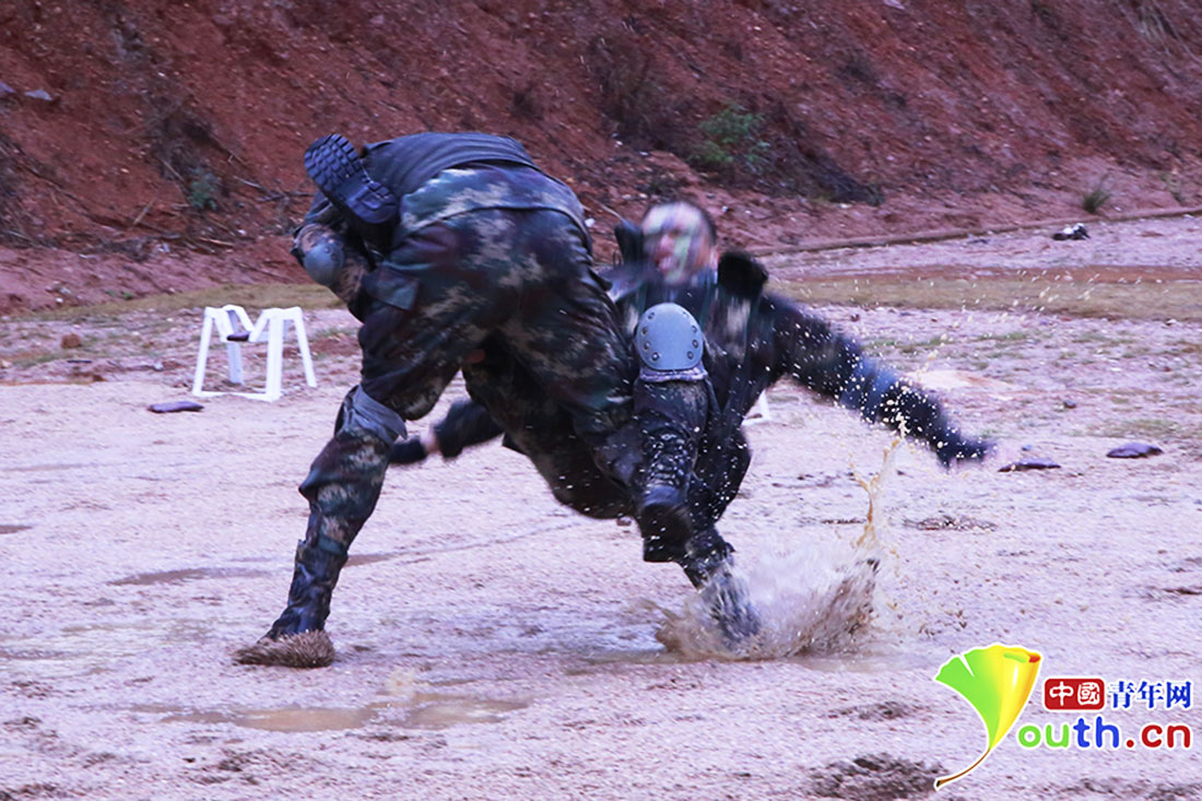 党的十九大精神进军营猛虎出林啸九天导弹劲旅雨中实战砺精兵5