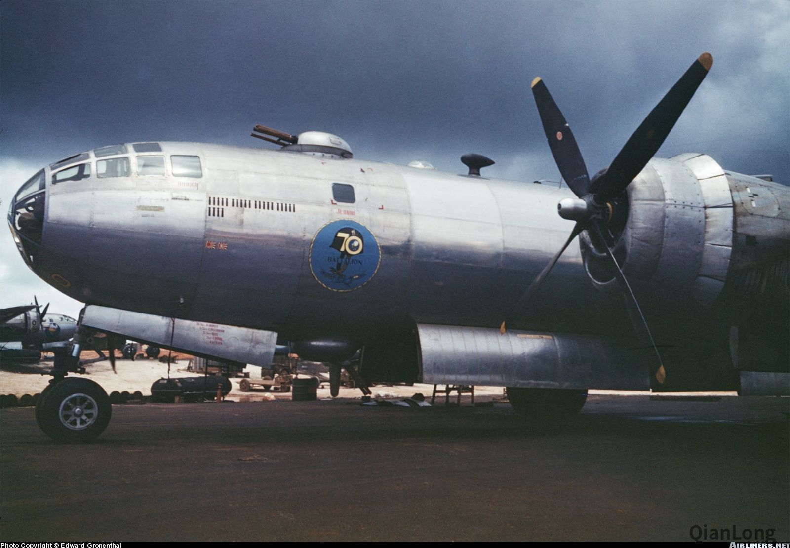 停放在关岛的b-29轰炸机 带着12挺机枪上天的轰炸机(3)-千龙网·中国