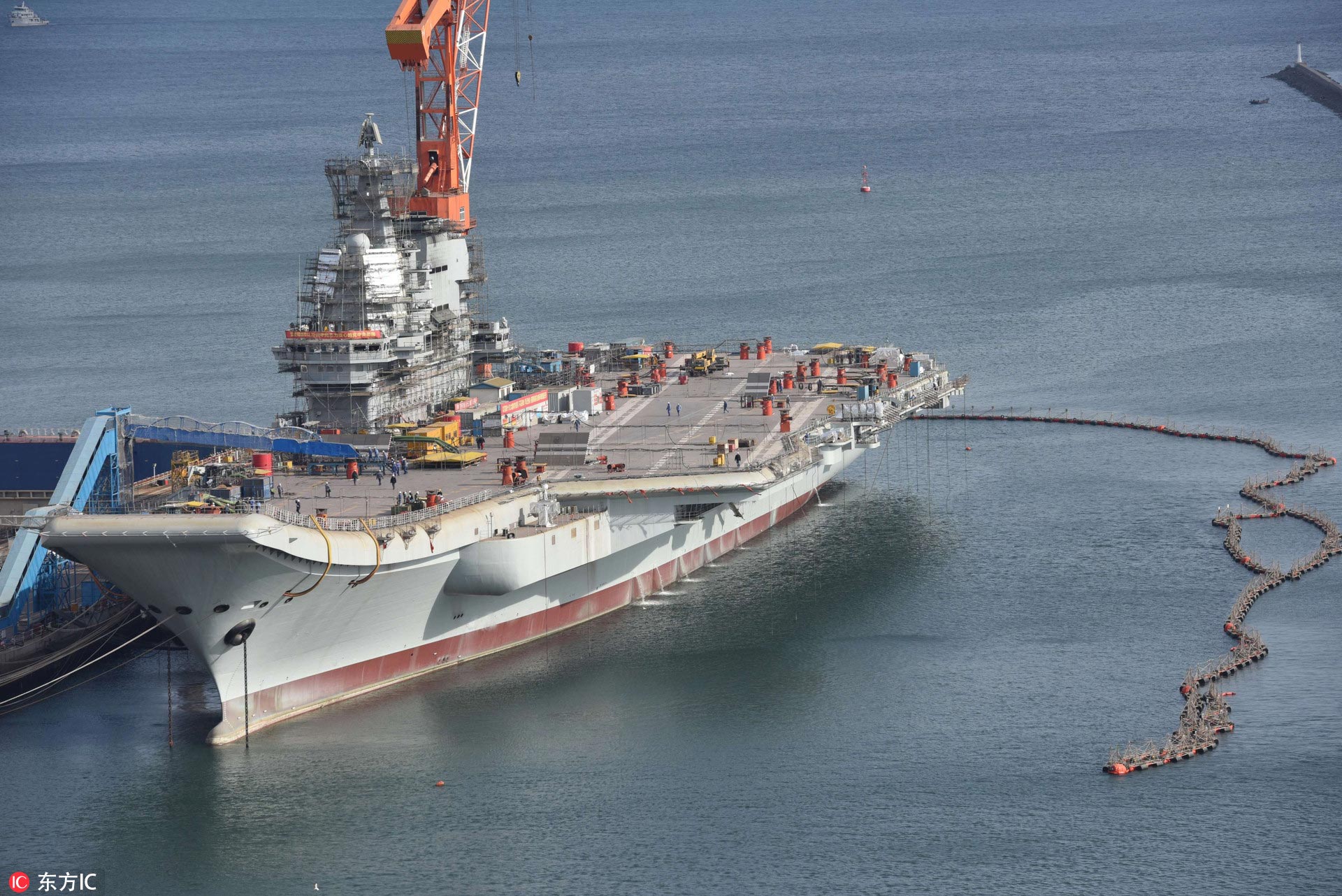 三九首日在辽宁大连拍摄的我国首艘国产航母最新建造进展