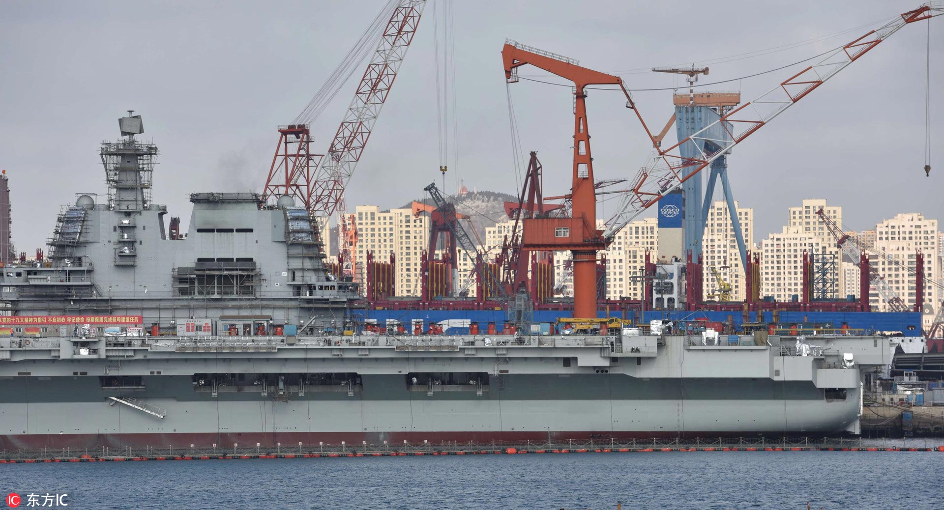 三九首日在辽宁大连拍摄的我国首艘国产航母最新建造进展