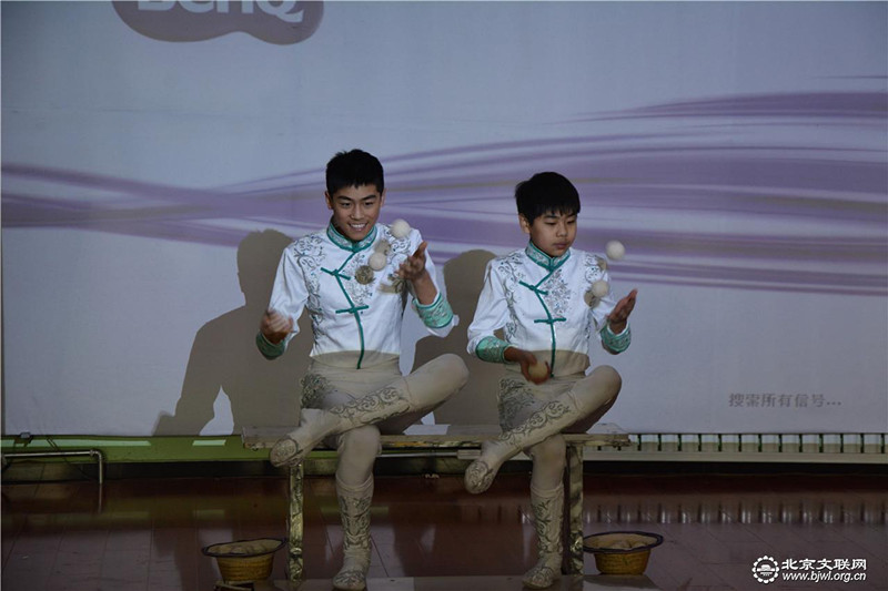 北京杂技团表演《双人球技》徐阳表演《罗圈献彩》张金旭表演《滑稽