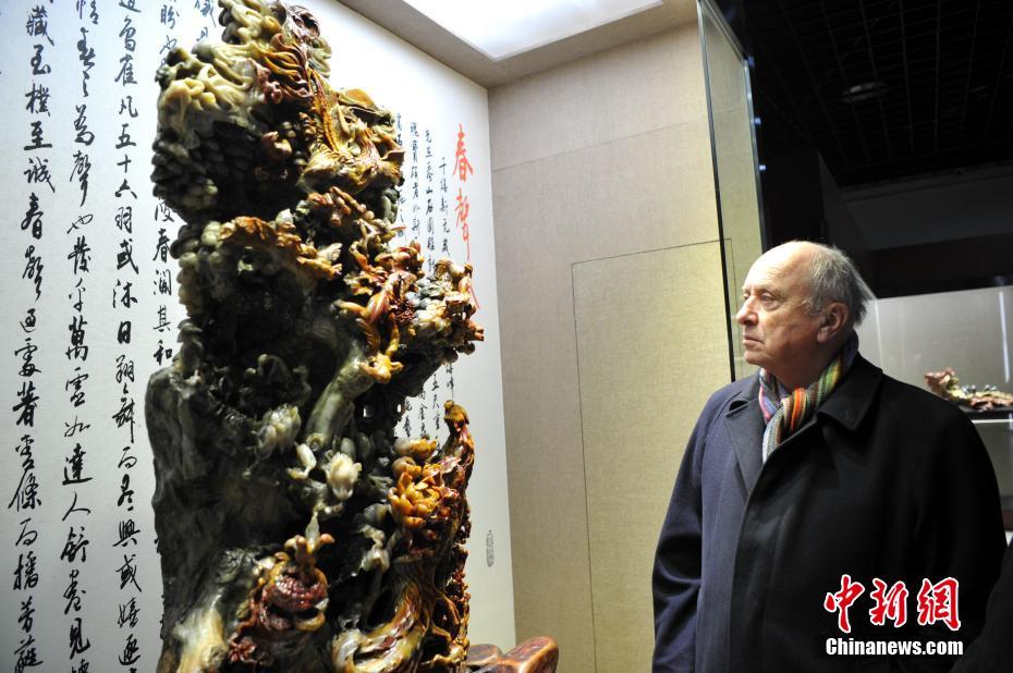 法国的游客在福州陈礼忠石雕艺术工作室观赏大型寿山石雕《春声赋》