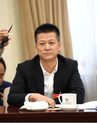 束昱辉亮相两会建议规范商品过度包装搭建公益经济