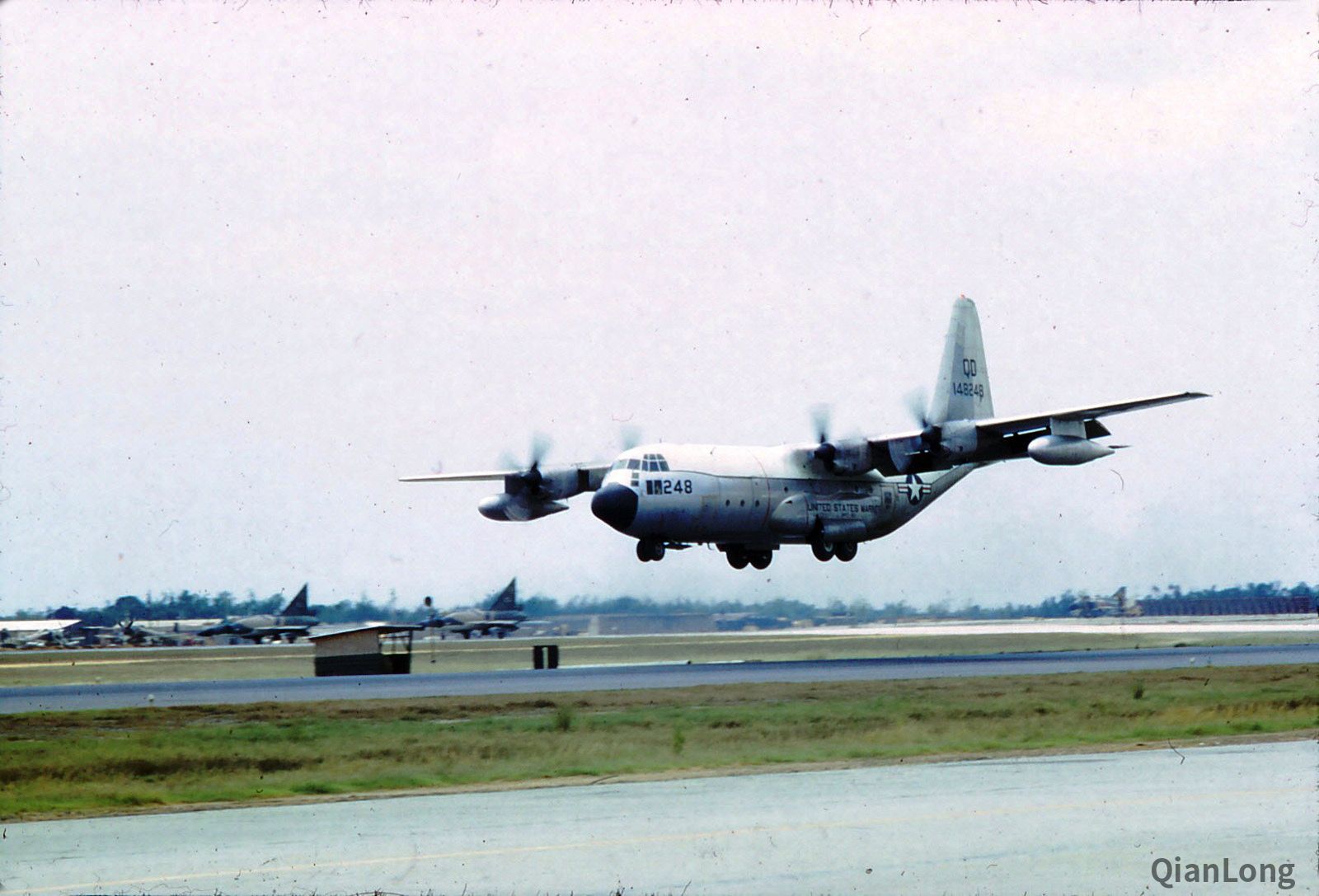 在越南境内的美军机场空中吊车看着不比c133小多少5