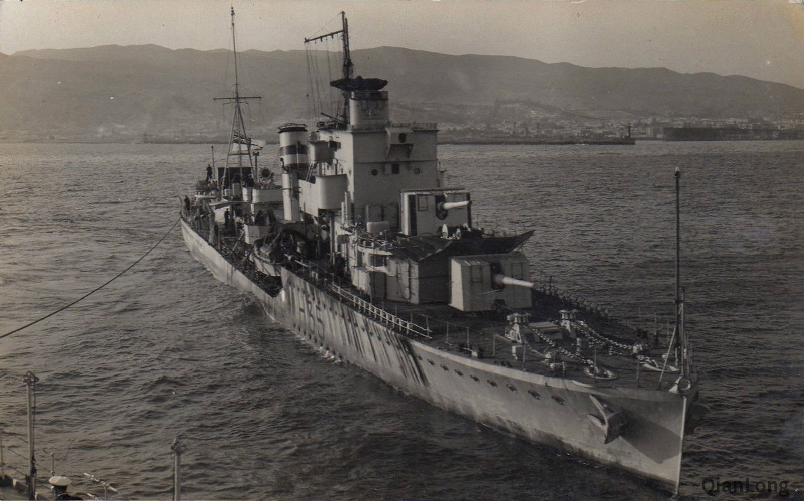 在西班牙触雷的狩猎号驱逐舰吃水深度看起来见长