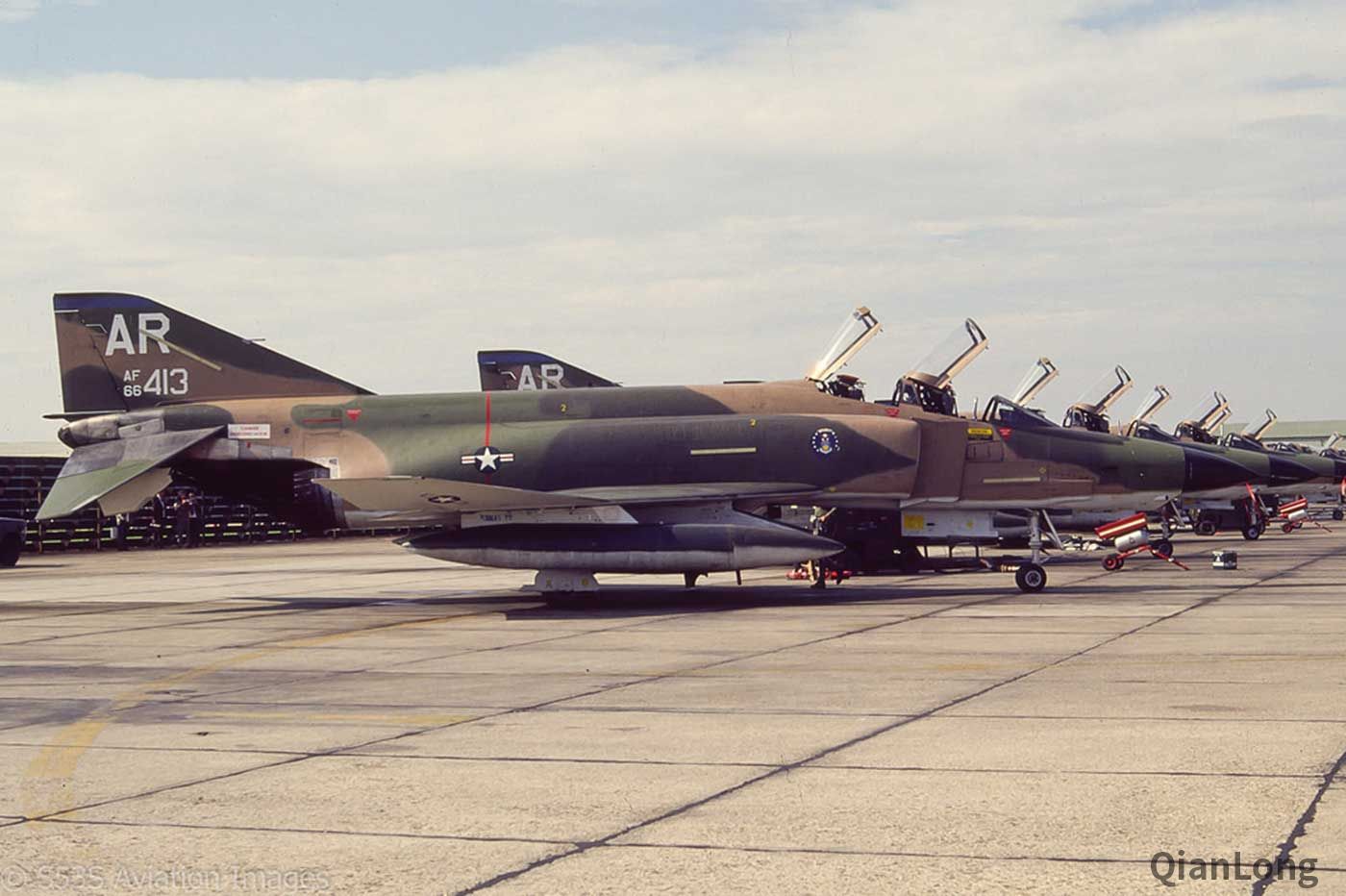 在英国驻扎的rf4侦察机一看涂装就知道能干什么活