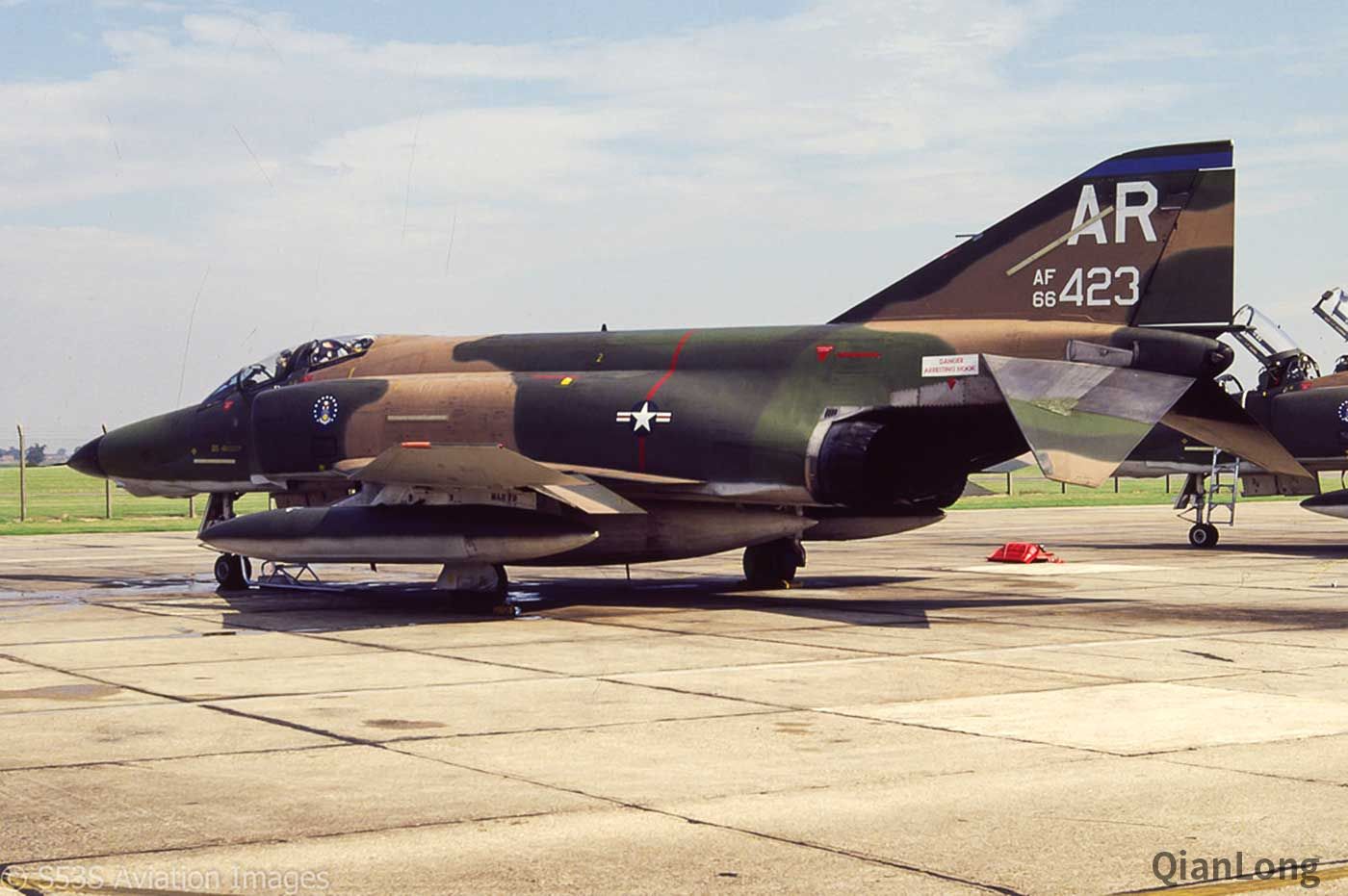 在英国驻扎的rf4侦察机一看涂装就知道能干什么活