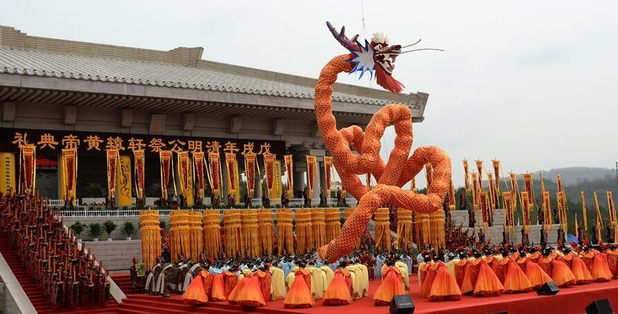 当日,戊戌年清明公祭轩辕黄帝典礼在陕西省黄陵县桥山黄帝陵祭祀广场