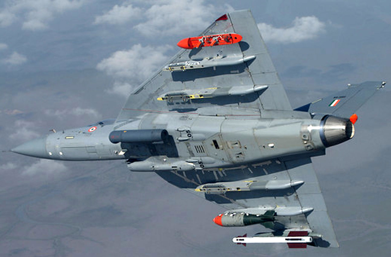 资料图:印度首款国产lca"光辉"(tejas)战斗机,2016年7月1日正式服役