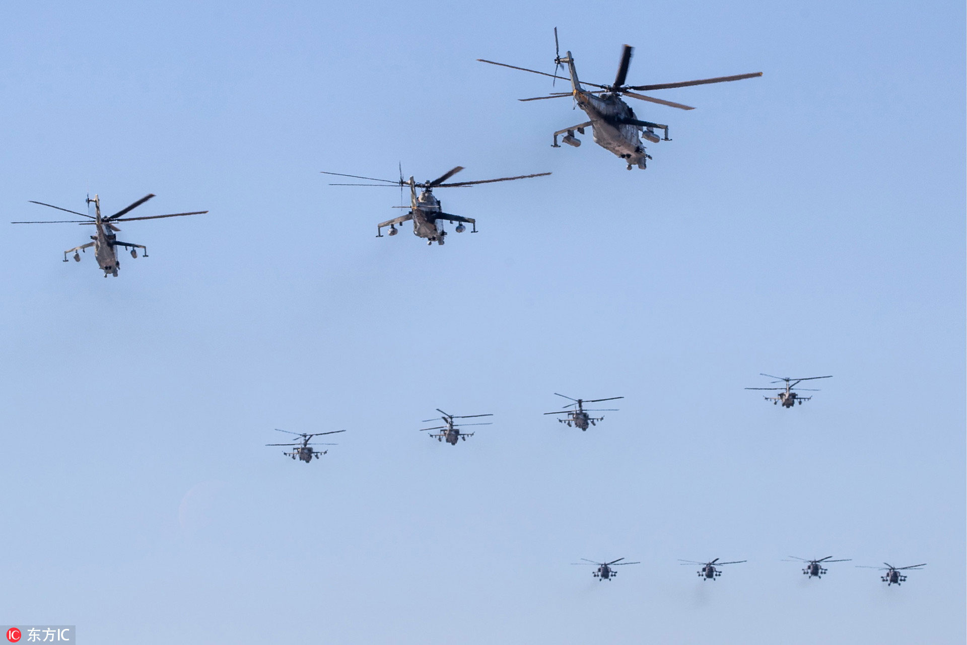 图为俄罗斯空天军的(由近到远)米-24,卡-52,米-28n武装直升机编队.