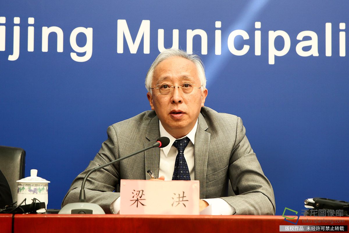 图为北京市食品药品监督管理局副局长梁洪回答记者提问。