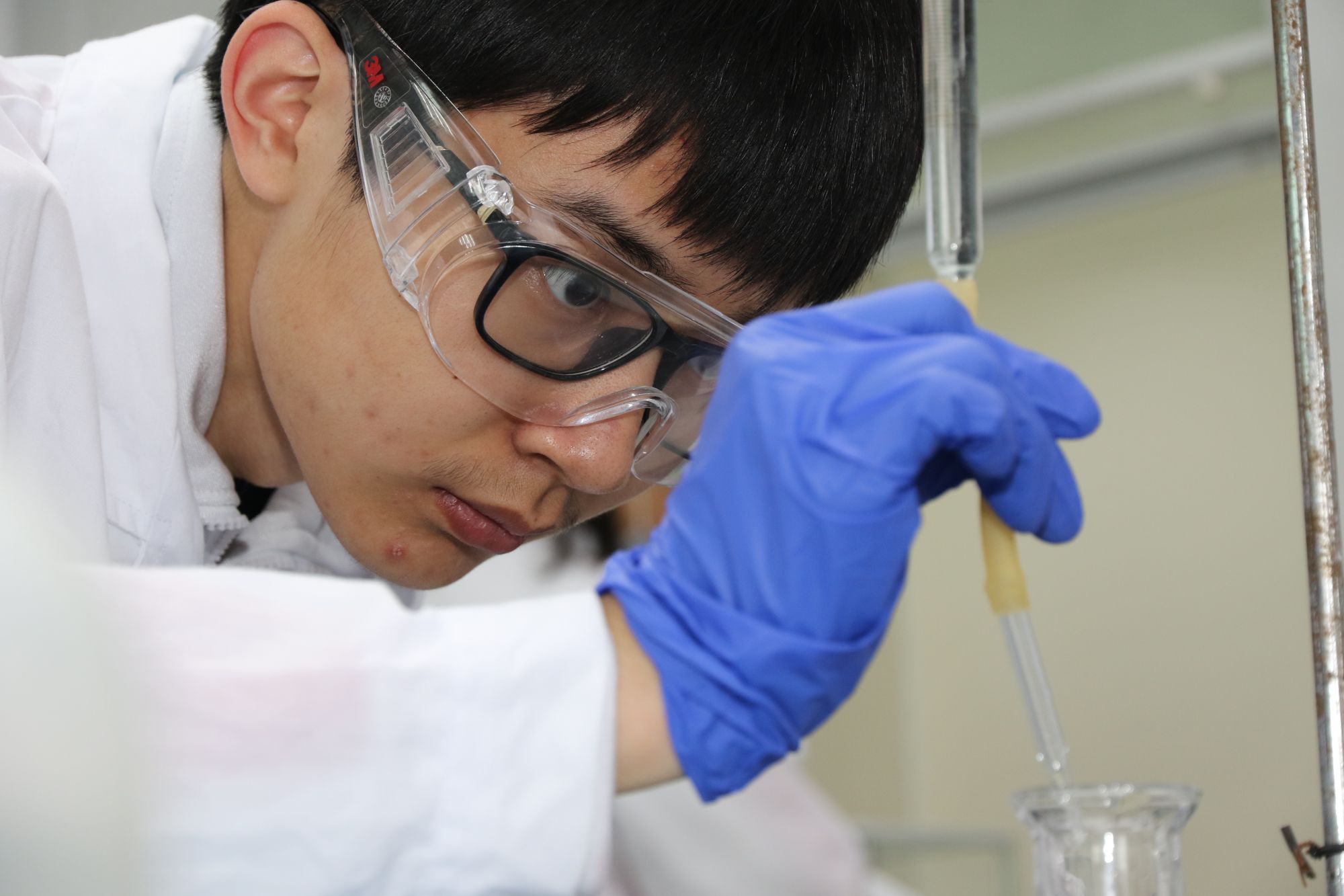 实验课现场.摄影鲍效农