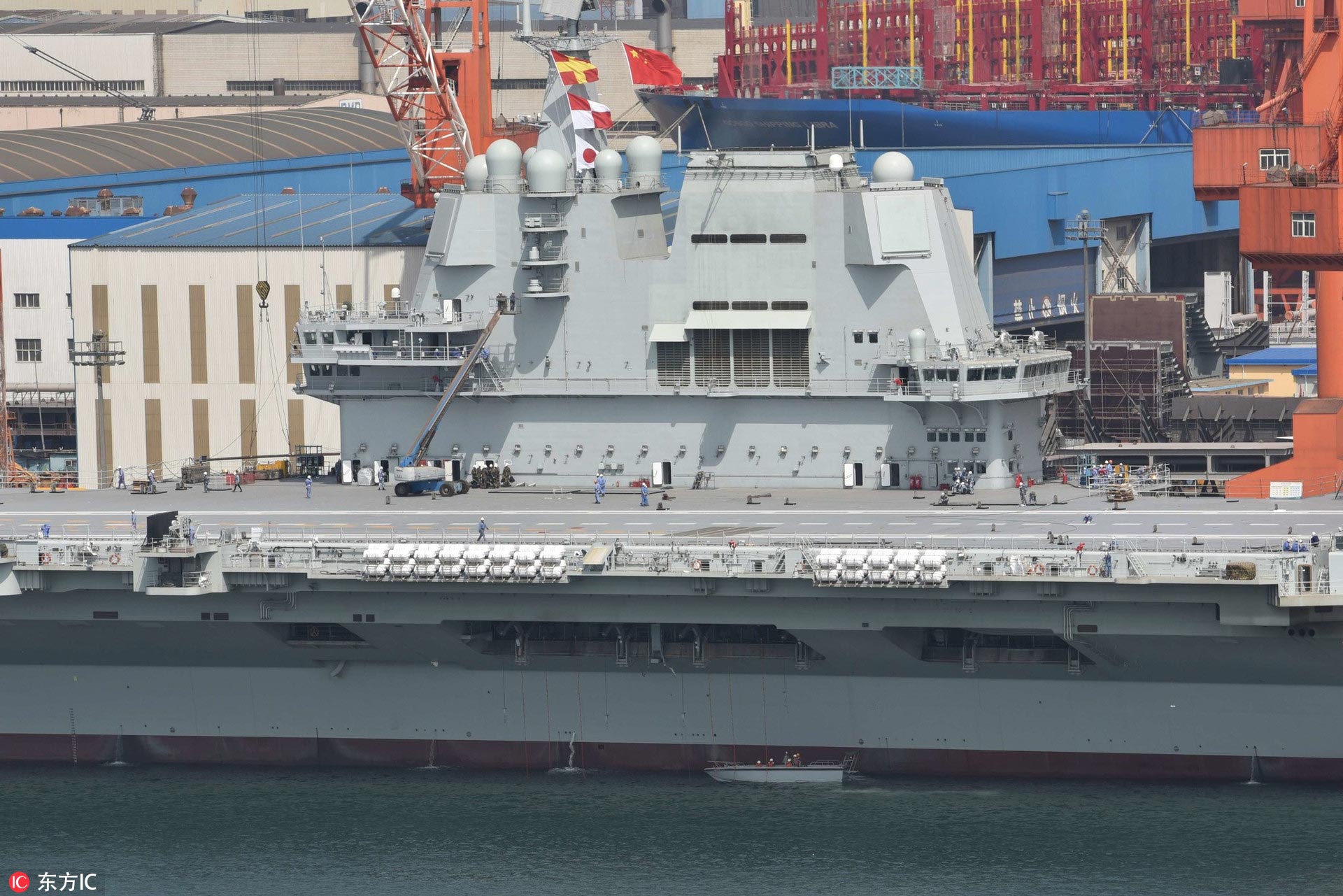 随时启航首艘国产航母挂出国际海事信号旗ru1意为我正在试航4