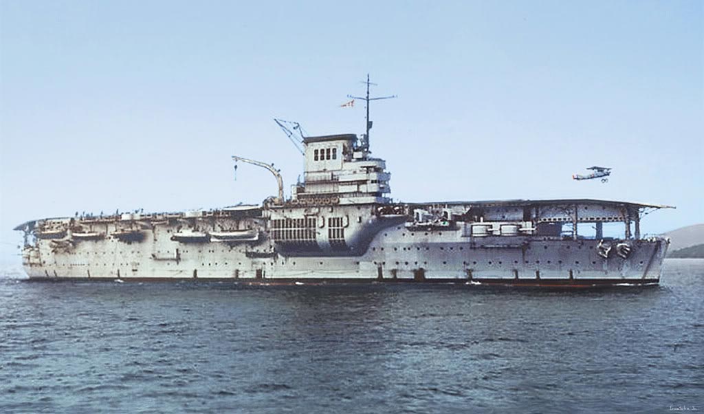 资料图:二战法国"贝亚恩"(bearn)号航母上色照片.