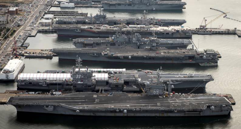 资料图:美国弗吉尼亚州诺福克海军基地内停靠的大型战舰.