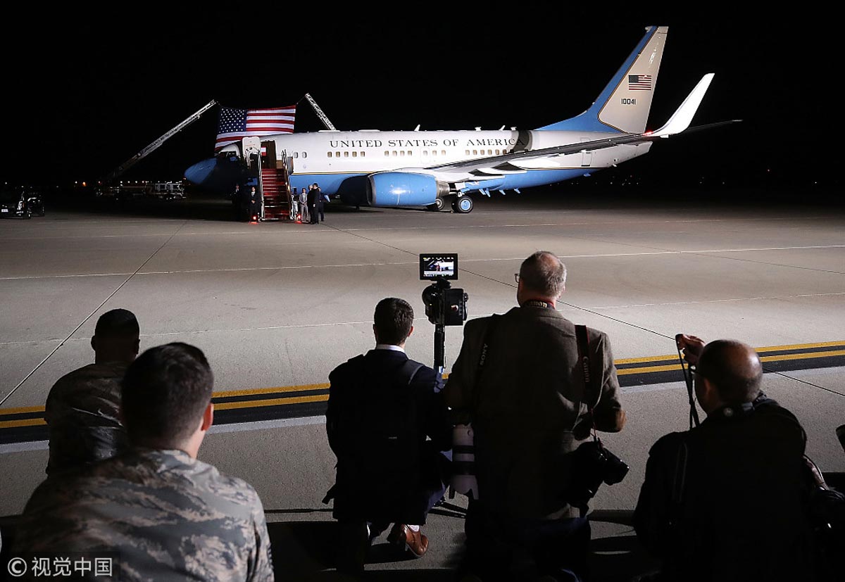 特朗普和夫人亲自上机迎接-千龙网·中国首都网