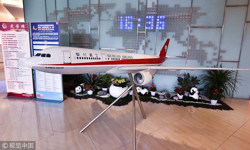 人民日报点赞川航3u8633航班英雄机组关注成功备降背后的事故原因3