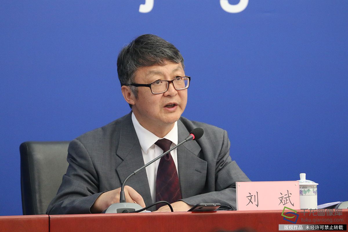 北京市防汛抗旱指挥部副指挥、北京市水务局副局长刘斌介绍北京市防汛应急预案修订情况和2018北京防汛准备工作情况。