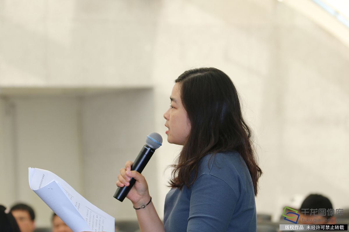 记者现场提问。