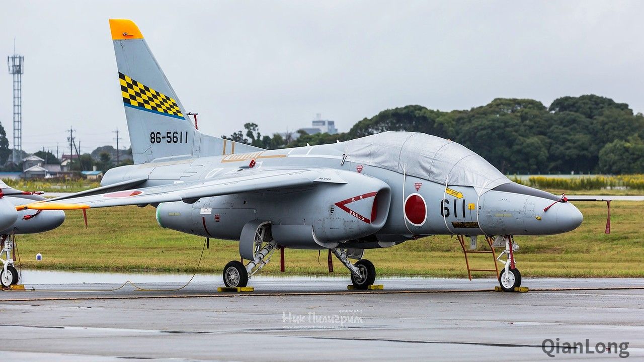 川崎t-4教练机由日本川崎公司研发,首飞时间是1985年7月22日.