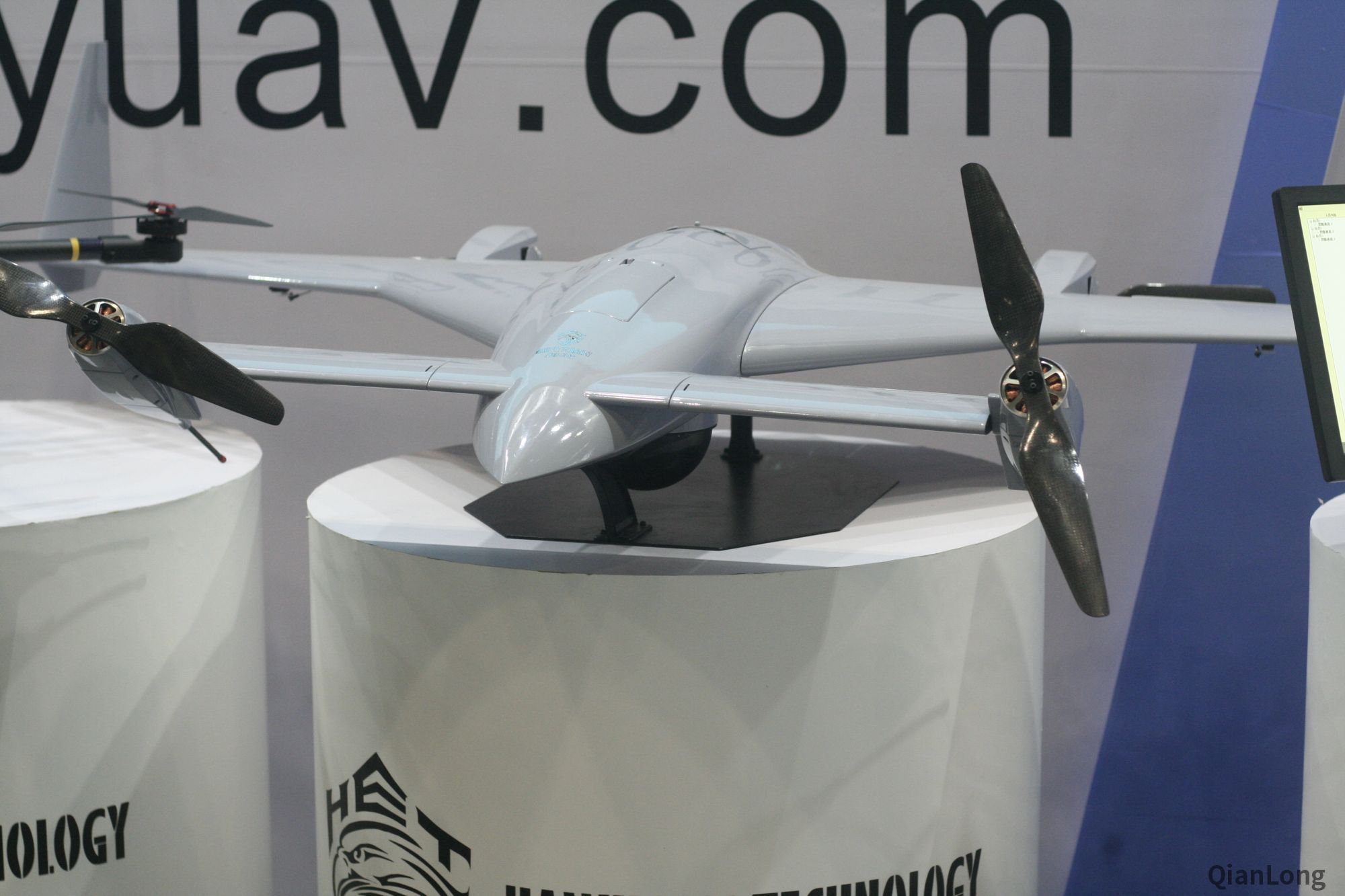 鹰眼科技展出的警用无人机,能够倾转旋翼调整飞行状态.
