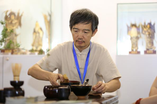 (首创平台合作传承人茶百戏恢复者章志峰展示高超技艺)