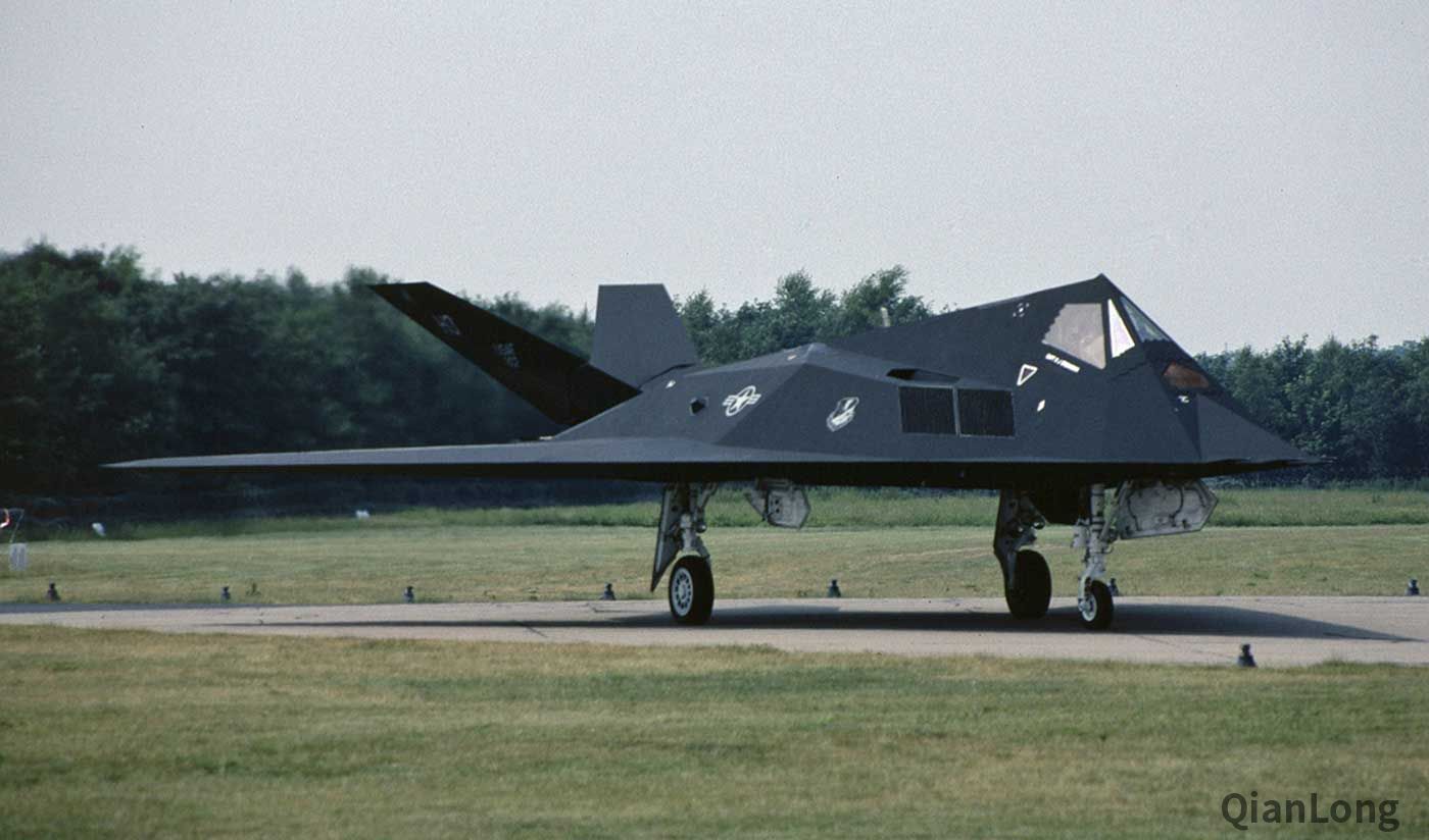 在荷兰境内驻训的美军f-117战斗机 推重比仅为f-14战斗机的一半
