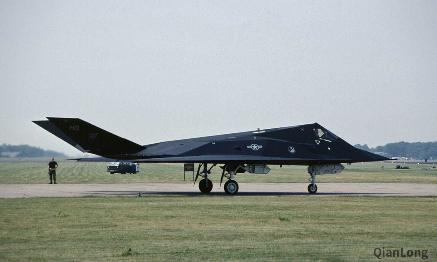 在荷兰境内驻训的美军f-117战斗机 推重比仅为f-14战斗机的一半