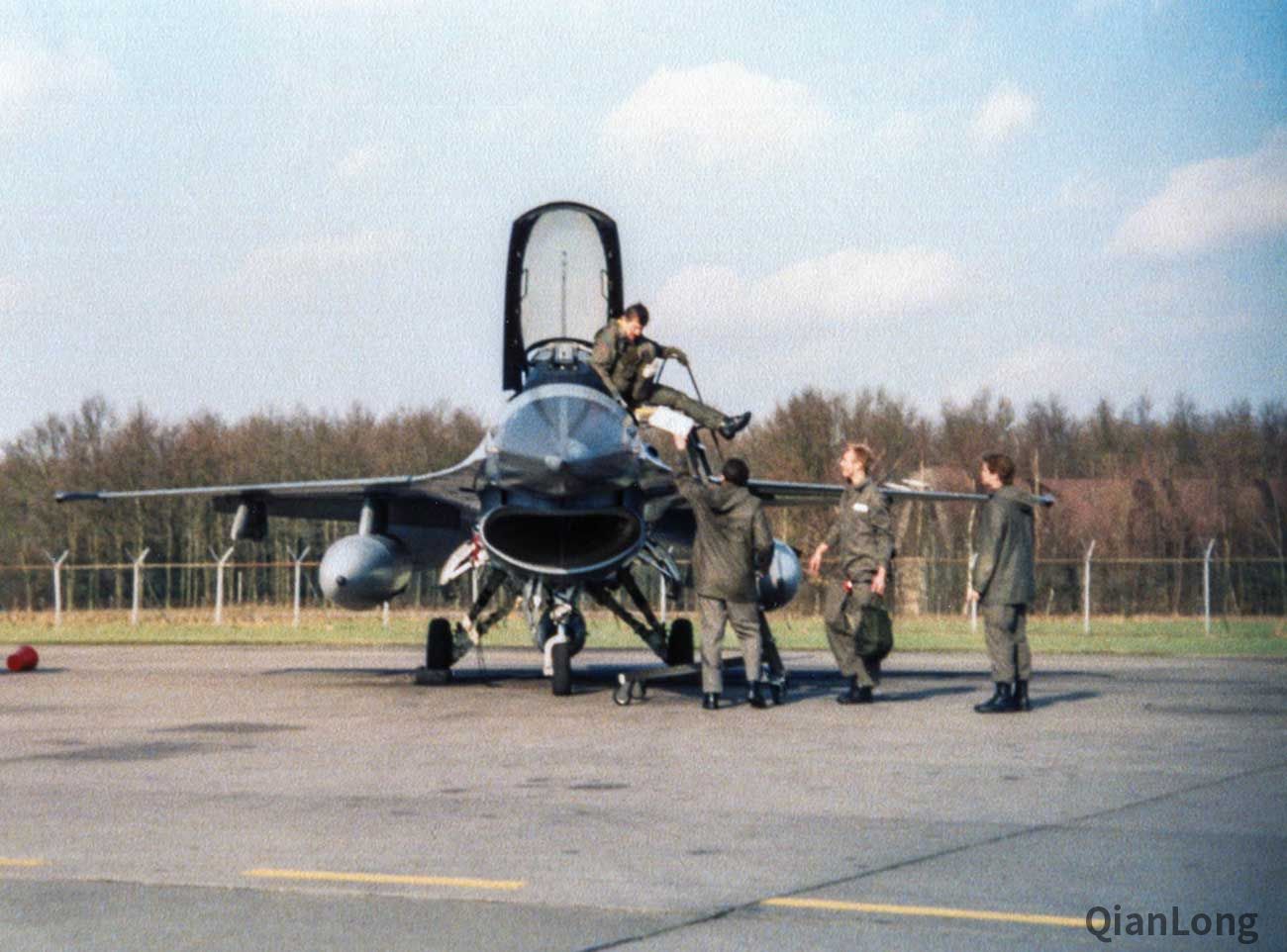 荷兰皇家空军的f16机群组织训练主起落架的颜色看着有些不同