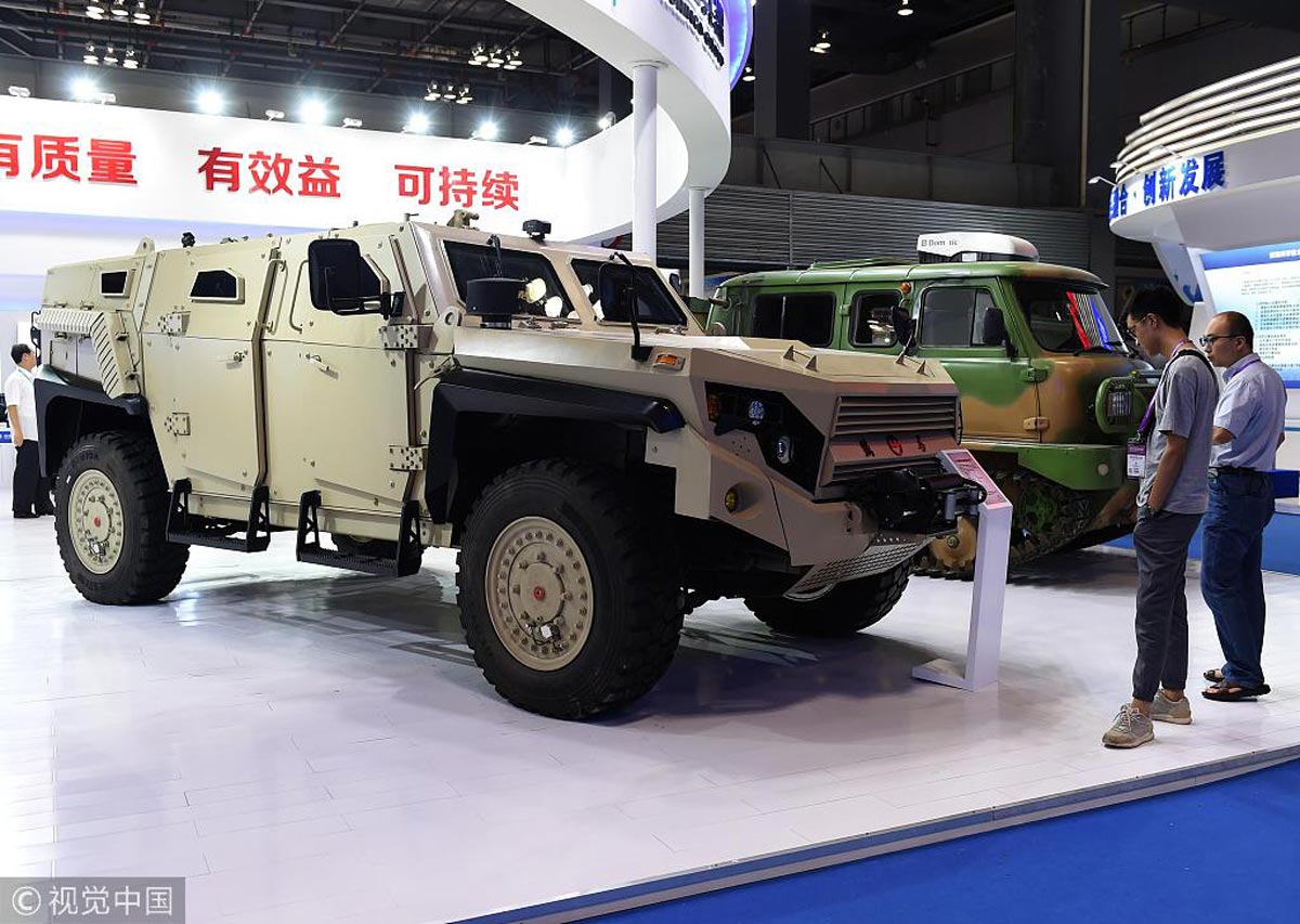 2018年6月21日,展厅内的8x8全地形车吸引市民驻足参观.